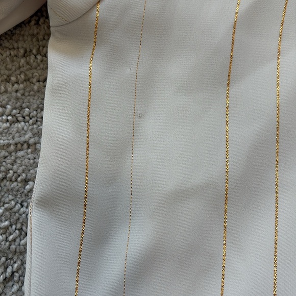 Woman’s Express Blouse in Cream and Gold - Picture 4 of 7